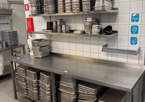 Arbetsbänk och hyllor med innehåll