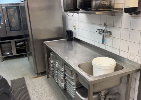 Arbetsbänk och hyllor med innehåll