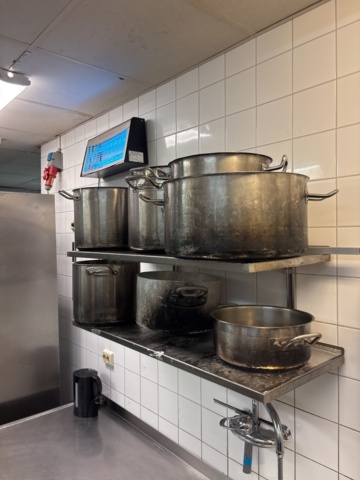 1544724-2 Arbetsbänk och hyllor med innehåll