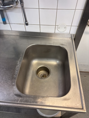 1544724-5 Arbetsbänk och hyllor med innehåll