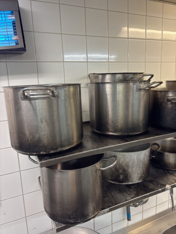 1544724-11 Arbetsbänk och hyllor med innehåll