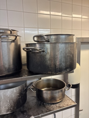 1544724-12 Arbetsbänk och hyllor med innehåll
