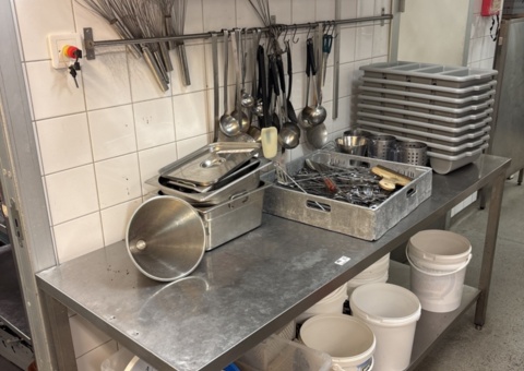 Arbetsbänk med innehåll