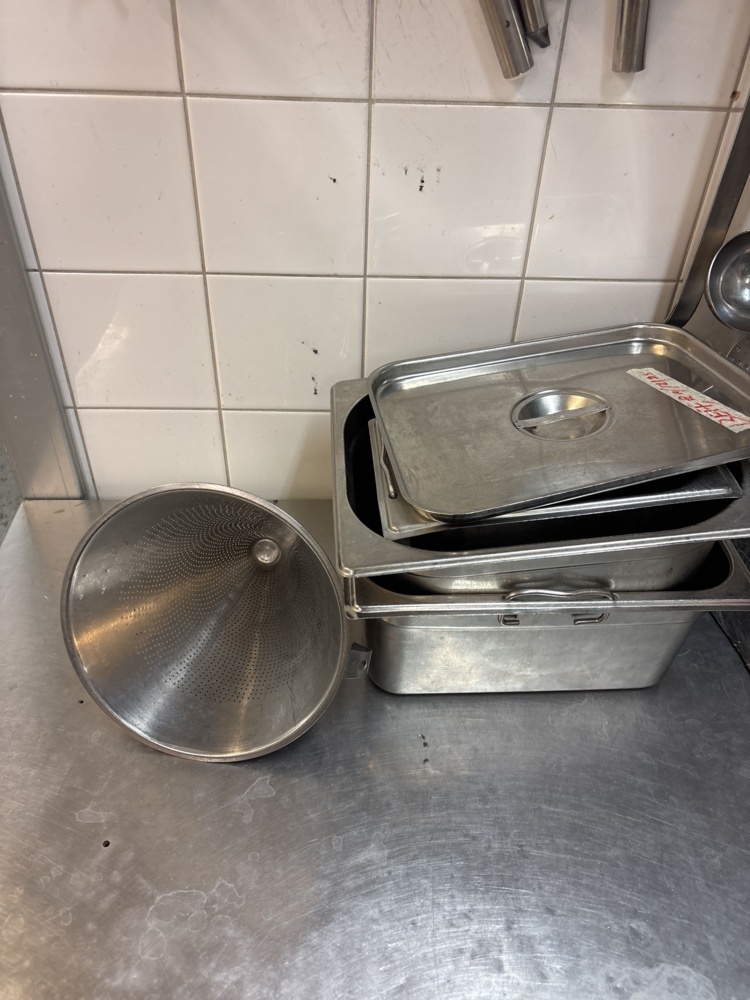 1544725-2 Arbetsbänk med innehåll