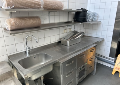 Kylbänk, arbetsbänk och hyllor 3 st