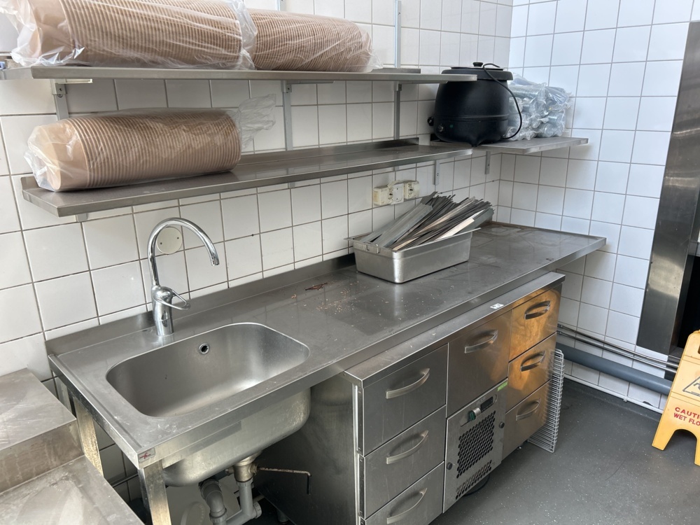 1544799-1 Kylbänk, arbetsbänk och hyllor 3 st