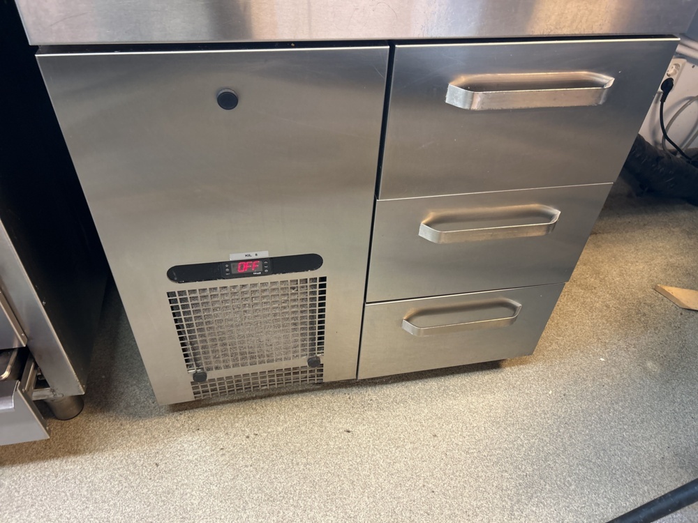 1544798-2 Refrigerated counter with cooling well