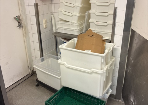 Arbetsbänk och plastbackar