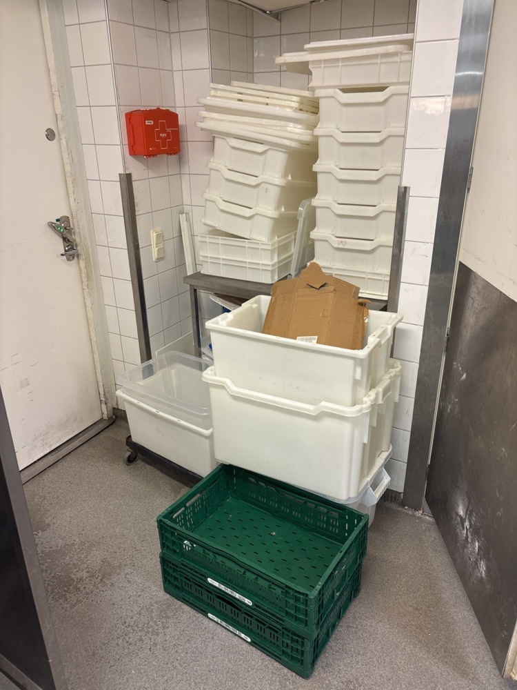 1544730-1 Arbetsbänk och plastbackar