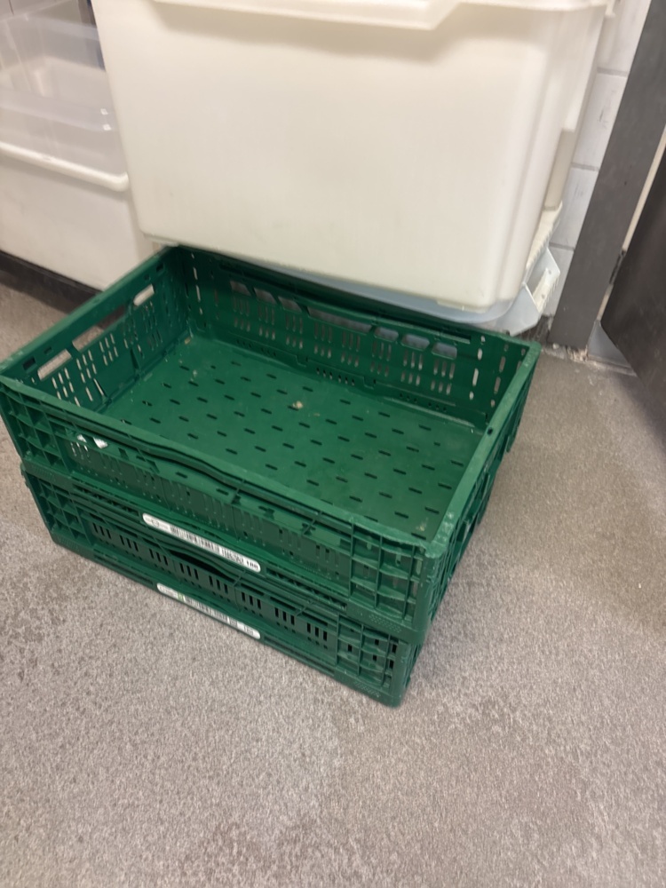 1544730-2 Arbetsbänk och plastbackar