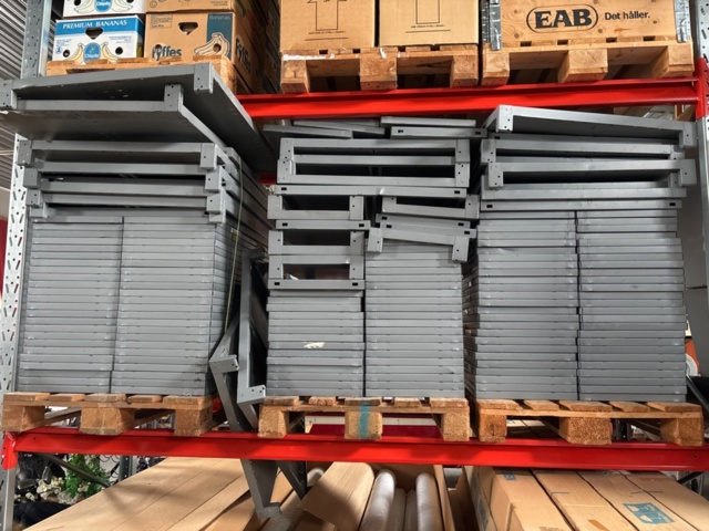 1546033-10 Lot with shelves