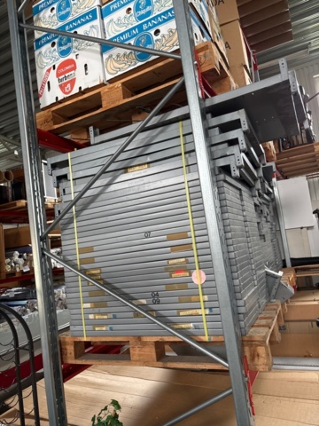 1546033-11 Lot with shelves