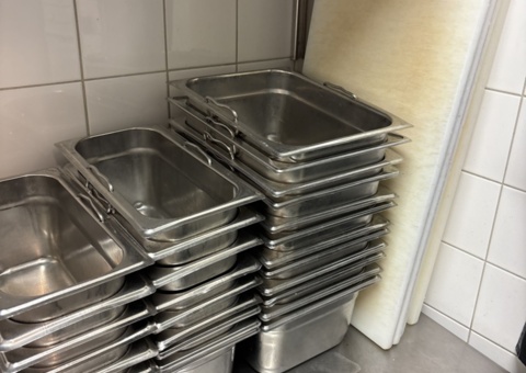 Arbetsbänk och hyllor 2 st med innehåll