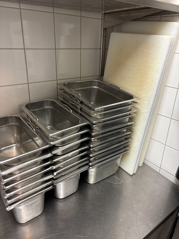1544765-1 Arbetsbänk och hyllor 2 st med innehåll