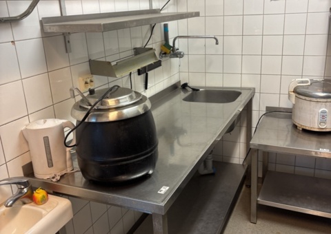 Arbetsbänk med diskho och hyllor 2 st