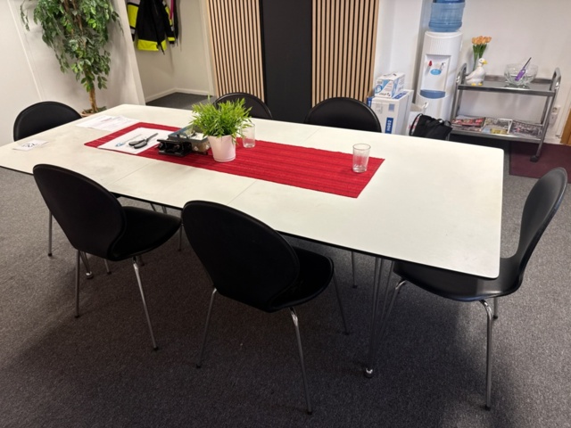 1546072-8 Dining table with chairs, serving trolley and kitchen appliances/equipment