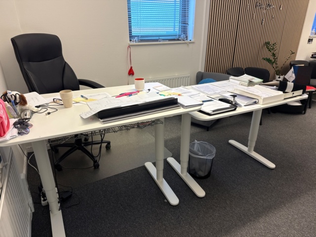 1546071-1 Office package with desk, printer and office furniture