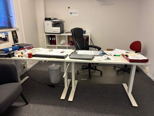 1546071-2 Office package with desk, printer and office furniture