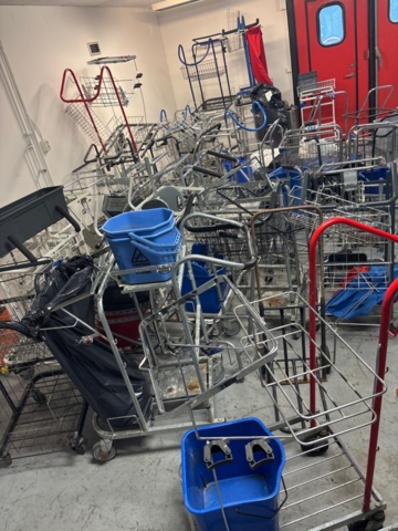 1546077-1 Lot of cleaning carts on wheels