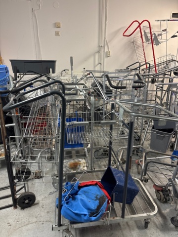 1546077-2 Lot of cleaning carts on wheels
