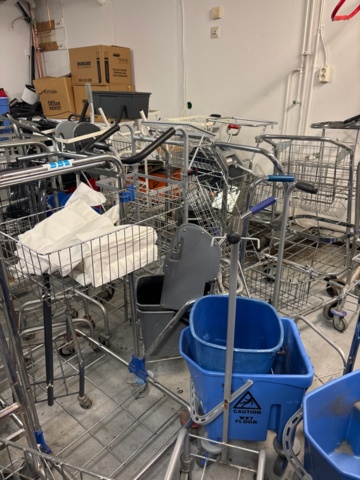 1546077-3 Lot of cleaning carts on wheels
