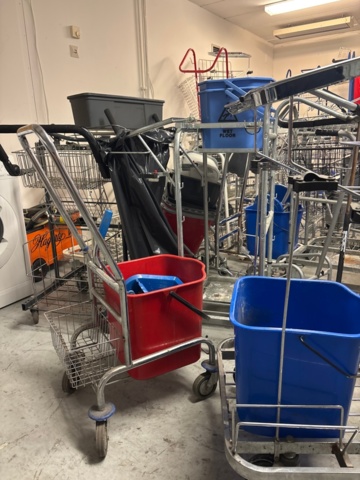 1546077-6 Lot of cleaning carts on wheels