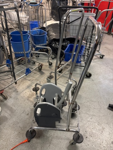 1546077-5 Lot of cleaning carts on wheels