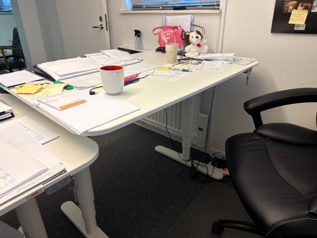 1546071-10 Office package with desk, printer and office furniture