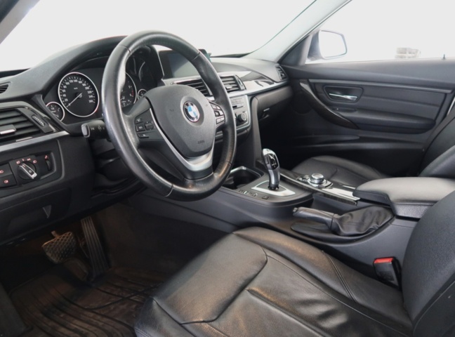 1070473-7 BMW 320d Touring Steptronic, 184hk, 2013