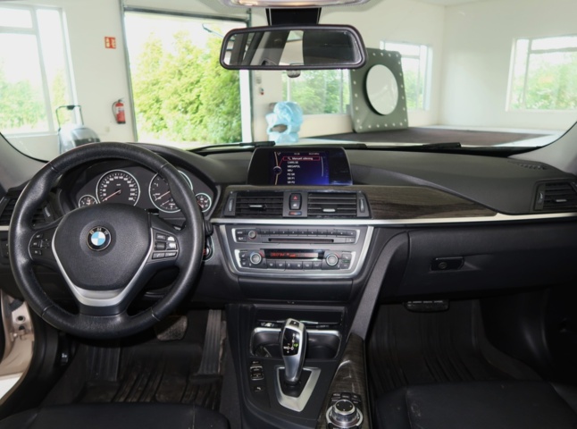 1070473-8 BMW 320d Touring Steptronic, 184hk, 2013