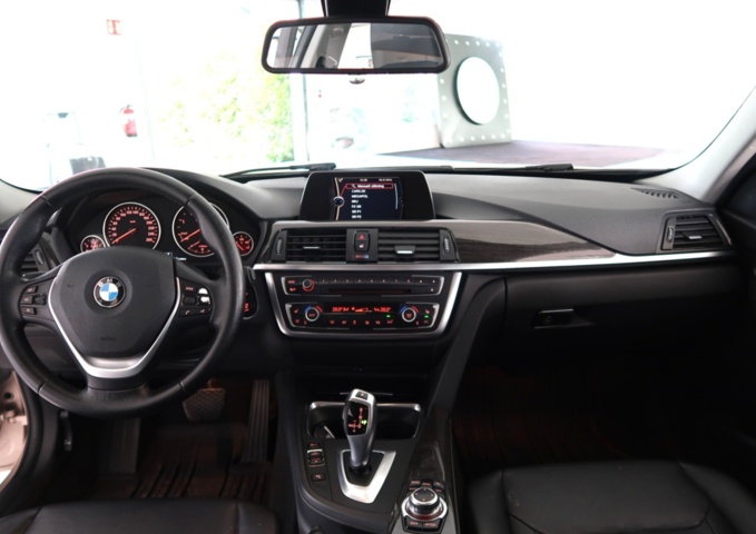 1070473-9 BMW 320d Touring Steptronic, 184hk, 2013