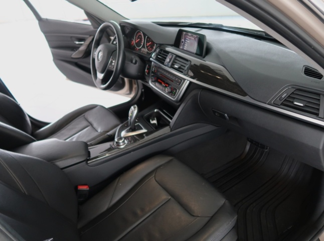 1070473-10 BMW 320d Touring Steptronic, 184hk, 2013