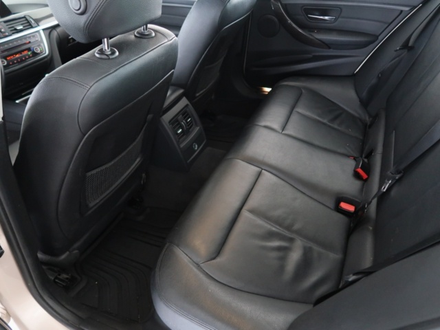 1070473-12 BMW 320d Touring Steptronic, 184hk, 2013