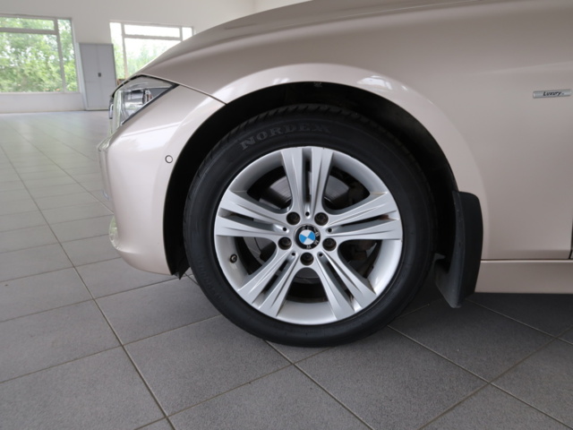 1070473-18 BMW 320d Touring Steptronic, 184hk, 2013