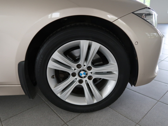 1070473-21 BMW 320d Touring Steptronic, 184hk, 2013