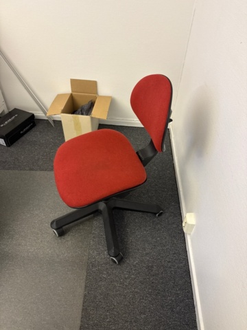 1546071-17 Office package with desk, printer and office furniture