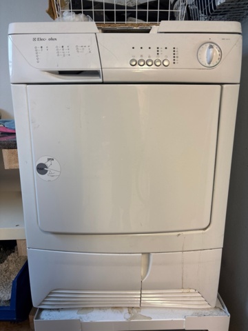 1546079-11 2 washing machines and dryers - Bosch / Electrolux