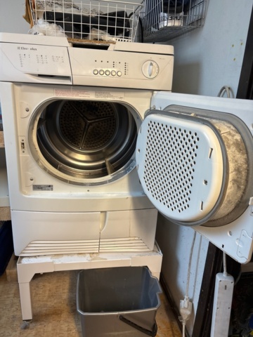1546079-12 2 washing machines and dryers - Bosch / Electrolux