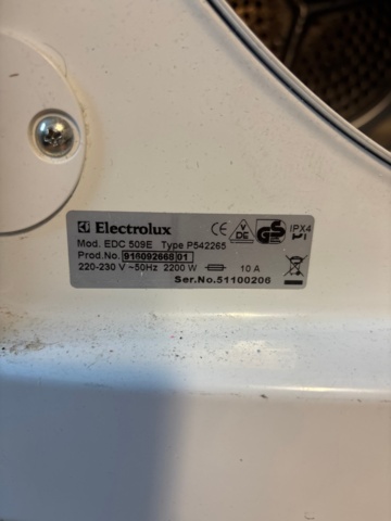 1546079-13 2 washing machines and dryers - Bosch / Electrolux
