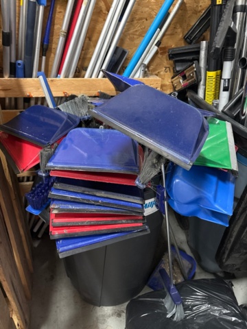1546074-2 Lot of cleaning and gardening tools