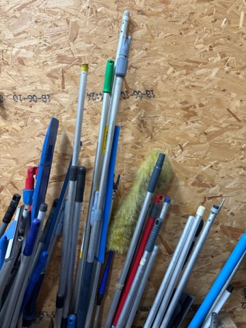 1546074-3 Lot of cleaning and gardening tools