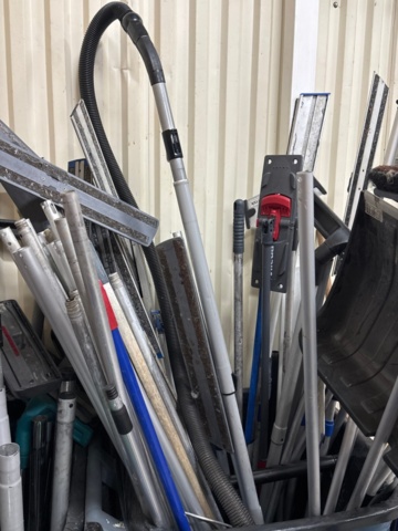 1546074-5 Lot of cleaning and gardening tools