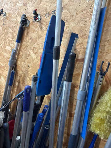 1546074-6 Lot of cleaning and gardening tools