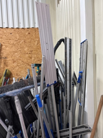 1546074-7 Lot of cleaning and gardening tools
