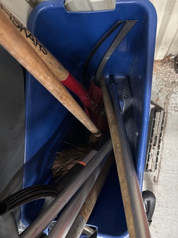 1546074-8 Lot of cleaning and gardening tools