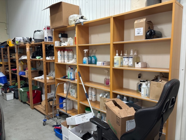 1546076-1 Collection with shelves, desks, shutter cabinets, decks and chairs, etc.