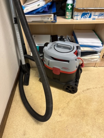 1546081-3 4 bookshelves, 1 vacuum cleaner, Textile vacuum cleaner