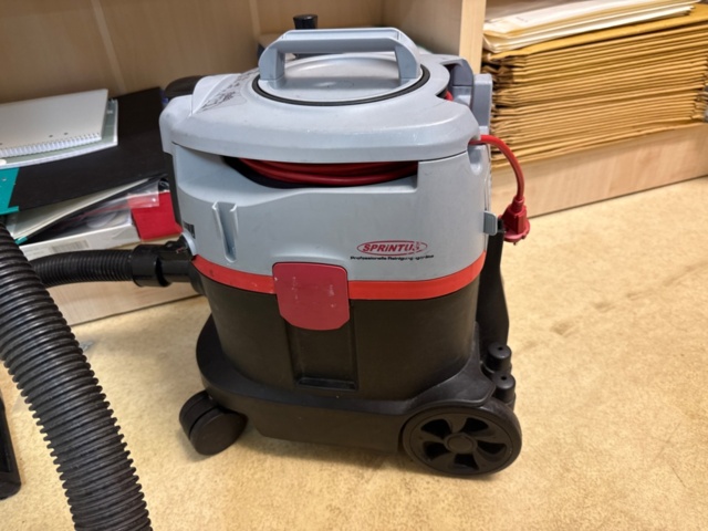 1546081-4 4 bookshelves, 1 vacuum cleaner, Textile vacuum cleaner