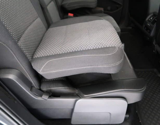1070470-10 Volkswagen Touran 7-seater 2.0 TDI DPF SCR BMT DSG Sequential, 150hp, 2016