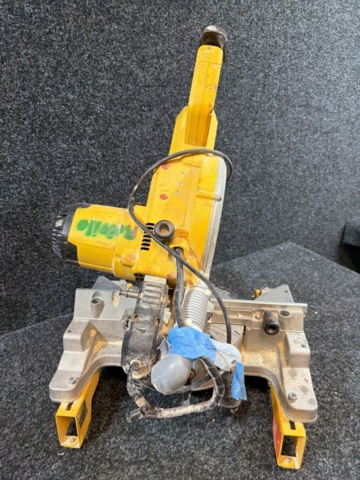 1516114-3 Kap- och gersåg - DeWalt DW777-QS